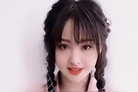 郑爽 婴儿肥脸蛋搭配双麻花辫，元气满满图片