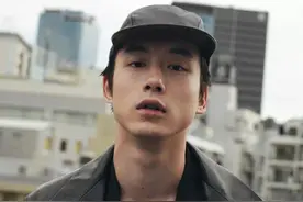 坂口健太郎身穿黑色工字背心新刊封面，简约盐系男孩儿图片