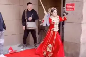 黑龙江一新娘拿拖把拦住亲戚婚闹，亲戚搬长辈名义也被怼：都不行图片