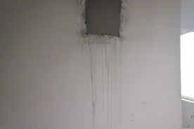 新房墙体大面积空鼓，卧室墙面占据８０％空鼓，看到此时心疼到哭图片