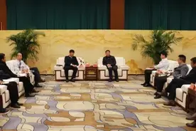 王江与荣盛集团董事长耿建明进行对接洽谈图片