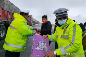 和静交警无惧风雪严寒 守卫百姓平安图片