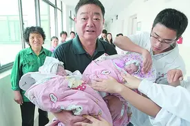 52岁婆婆老来得子，6年后要求儿媳帮抚养，儿子直接卖房远走他乡图片
