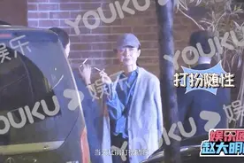 4月2日，超模杜鹃路边吸烟，姿势娴熟，一看就是老烟枪图片