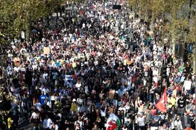 伦敦海德公园近万人聚集示威 英国医生说“我想哭”图片