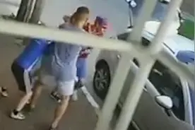 8岁男孩勇斗歹徒保护妈妈！上前就是一脚飞踹