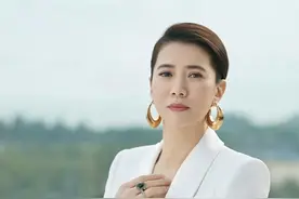 49岁袁咏仪近照，深V西服发型显老气，脸变圆润似是发福了？图片