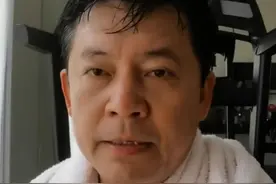 老戏骨何政军晒健身照，身材健硕像青壮年，因吸烟导致牙齿不好？图片