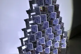 90后的回忆，扑克牌金字塔你搭过吗？图片