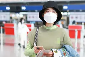 李纯的时尚真难懂！卫衣袖子一只长一只短，一般人难驾驭图片