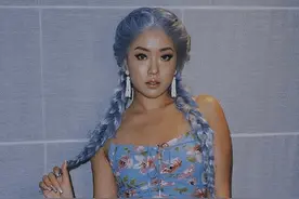 王菊染蓝发演绎人鱼造型，穿紧身印花裙秀身材眼神撩人图片