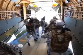 人类历史上首次！俄空降部队万米高空伞降着陆北极图片