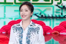 “秦岚”走秀真带劲！穿白色深V领连体裤高调亮相，气场简直1米8图片