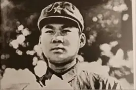 重伤后8天8夜，自己爬回祖国，惊动了中央军委，王震亲自去看望图片