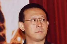 22岁张信哲比姜文还火，粉丝哭喊敲打门窗，几十名保安拦不住图片