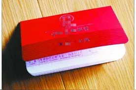 男子结婚，继母主动拿出二十万买房，跟踪她回老家，男子瘫在地上图片