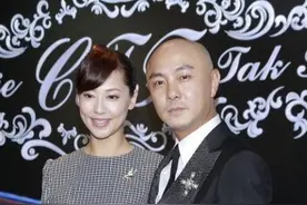 情侣装新穿法！张卫健跟老婆互换衣服，相爱21年不生娃照样幸福图片