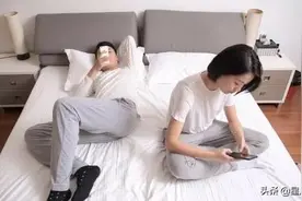 两口子因看手机吵架，夫妻之间应该互相看对方手机吗？图片