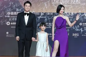 金鸡奖女星红毯：柳岩艳压群芳，周冬雨诧异回眸，佟丽娅仪态万千图片