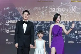 金鸡奖女星红毯：柳岩艳压群芳，周冬雨诧异回眸，佟丽娅仪态万千图片