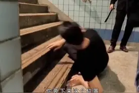 姜是老的辣！58岁刘德华穿黑T恤亲自滚楼梯，他最帅的是穿中山装图片