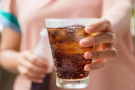 苏打水和碳酸饮料哪个好？元气森林告诉你答案图片