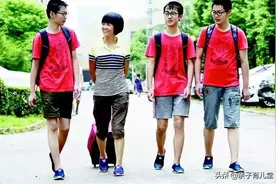 了不起的母亲：丈夫因病去世后，她靠摆摊卖卤味培养出三胞胎学霸图片