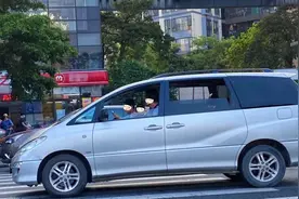 神操作？顺德街头惊现一司机抱两娃开车图片