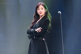 张含韵穿上黑色衬衫裙，搭一双长筒袜，显得时髦也显得很美图片