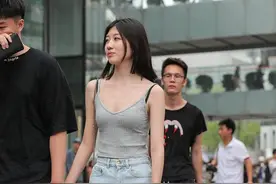 街拍：女生和男友手挽手逛街，清爽打扮，秀出迷人腰身图片