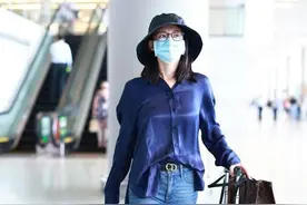 苗苗真给郑恺长脸，蓝色衬衫配牛仔裤随性温柔，美得不可方物图片