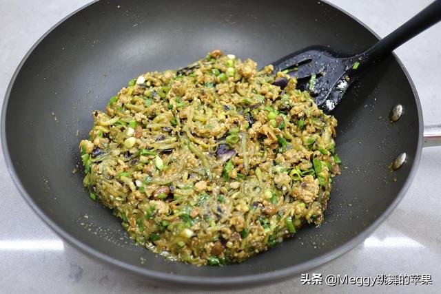 这菜好多人只知道炒着吃，却不知做馅包饺子才叫鲜，韭菜都靠边站