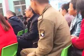 爸爸去开家长会，穿着打扮成全场亮点，网友：你考虑过孩子感受吗图片