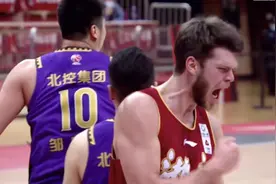 CBA奇葩一幕！浙江外援太残暴，重拳砸烂篮球架：恐遭联盟重罚图片