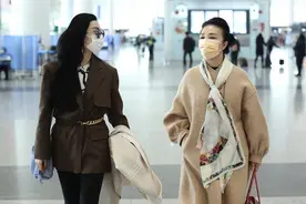 范冰冰高调现身机场，妈妈打扮贵气抢女儿风头，母女俩一身值套房图片