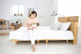 双胞胎姐妹，一个用枕头一个不用枕头，2岁后两人的“差距”明显图片