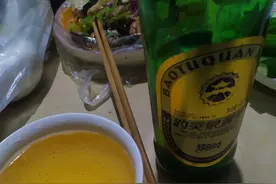 一口大乌苏一口黑豹啤酒！我的最爱！！大碗喝酒图片