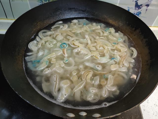 做猪皮冻，猪皮和水的比例是多少？教你正确做法，Q弹紧实无腥味