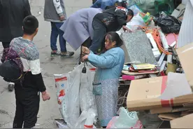 城市小区中那些捡破烂的大爷大妈的尴尬，不知有多少人能理解图片
