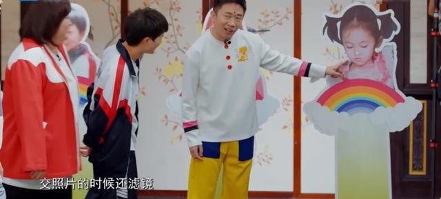 耳朵前鬓角下鸡皮疙瘩红印 耳朵前鬓角下鸡皮疙瘩红印