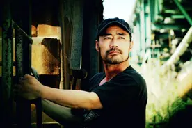 “旭日阳刚”王旭：农村妻子粗糙的手送我上春晚，她就是我的春天图片