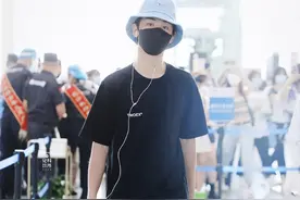 黄明昊一身黑衣现身机场，简约酷盖行头少年感十足图片