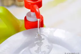 油渍弄到衣服上怎么清洗？图片