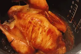 1只鸡放进电饭锅，不加一滴油和水，软烂脱骨，比广东烤鸡还好吃图片