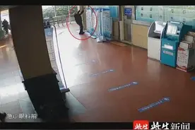 江苏淮安：醉酒男子医院坠楼， 62岁化疗老人高举双手托住他！图片