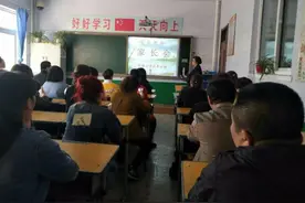 学霸哥哥参加弟弟家长会，看到各项科目成绩后，哥哥：回家挨揍吧图片