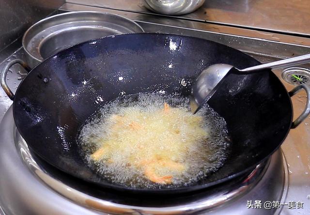 椒盐虾怎么做才好吃？原来做法和诀窍这么简单，外酥里嫩，真解馋