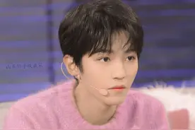 王俊凯给撒贝宁普法，演唱会超时要罚款，在外面唱犯法，哈哈！图片