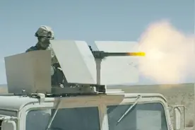 美国大兵遇到恐怖分子袭击，直接用重机枪扫射，这火力真猛视频封面