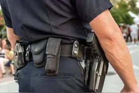 美国警察搭讪12岁女孩，被拒绝后脱裤朝其脸上撒尿，大摇大摆离去图片